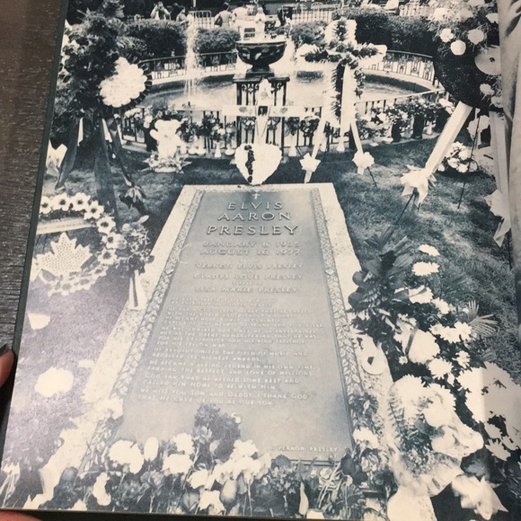 ELVIS the book - Picture 13 of 15